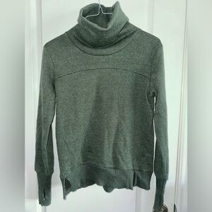 ALO Yoga Haze turtleneck sweatshirt with athletic thumb holes womens Size Small